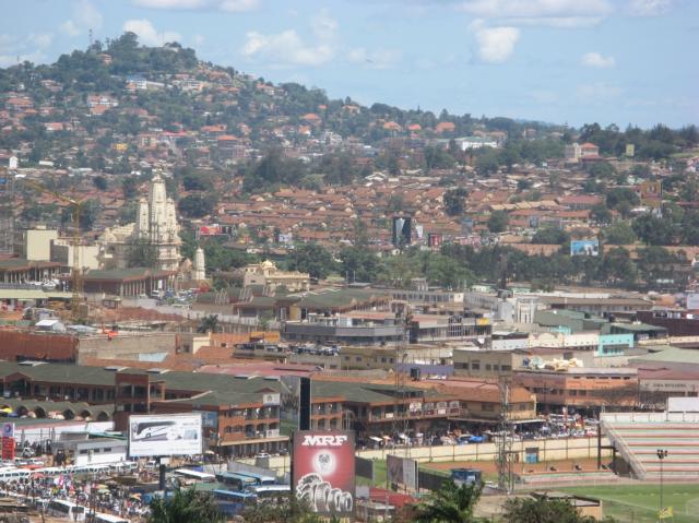 Mesto Kampala  a vzadu významný hinduistický chrám Shree Sanata