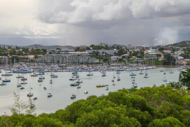Z letiska sa presúvame do hlavného mesta Nouméa, ubytovanie na 