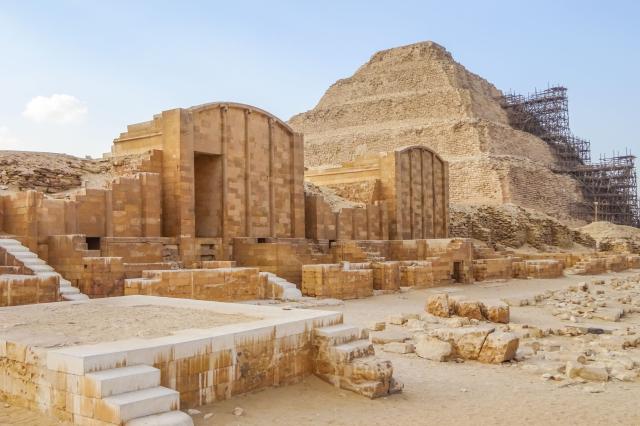Zádušné chrámy všade naokolo hlavnej Stupňovitej pyramídy. foto