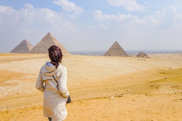 Krásny pohľad z vyhliadky na pyramídy. Pyramídy sú postavené ta