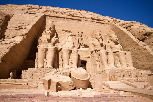 Veľký chrám v Abu Simbel je 35 metrov vysoký, jednotlivé sochy 