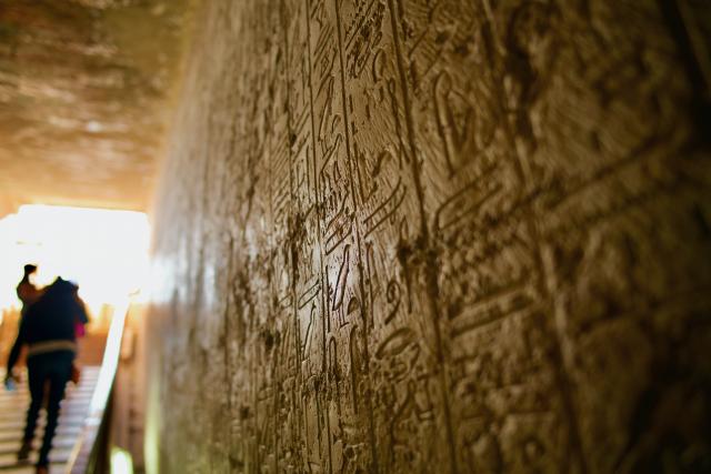 S archeológmi a egyptológmi prichádzame elektrickým vláčikom do