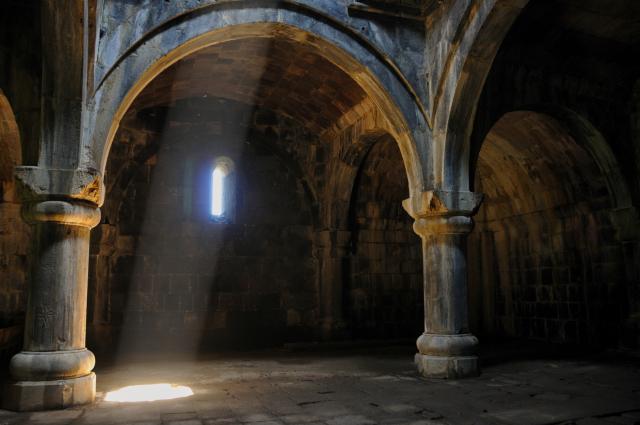 V arménskych kláštoroch dodnes panuje tajomná až magická atmosf
