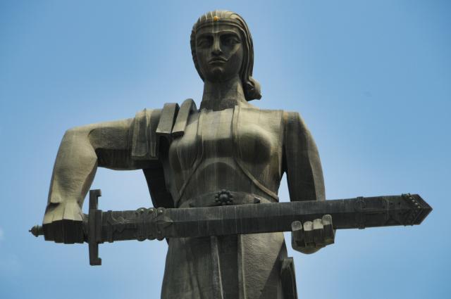 Nad Jerevanom bdie Matka Arménska, odkiaľ si užijeme krásnu pan