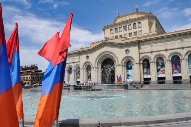 Námestie Republiky so svojimi okázalými budovami v samotnom srd