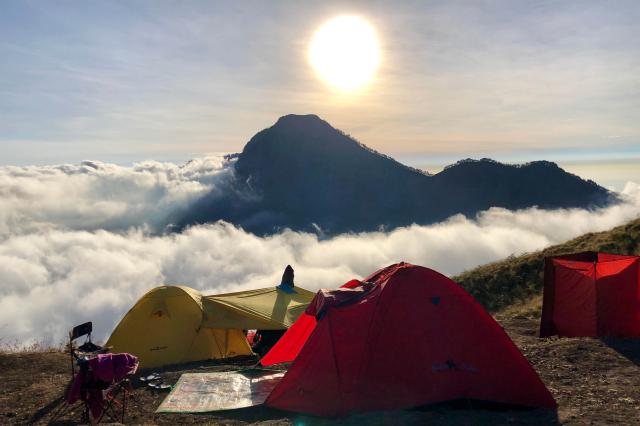 Spíme v stanoch nad kalderou sopky Rinjani.
foto : Robert TARAB