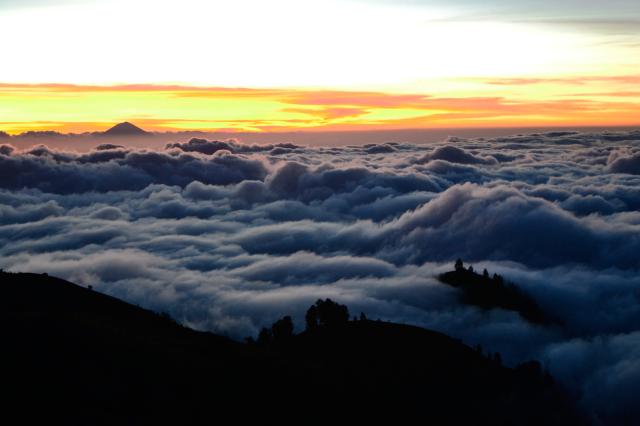 Západ slnka zo sopky Rinjani.
foto : Martin ŠIMKO — 