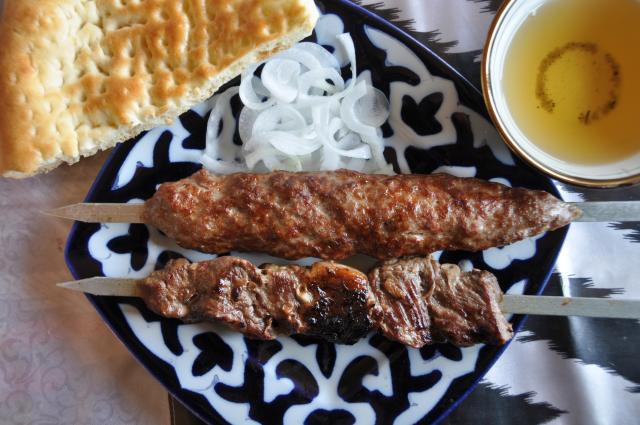 Uzbekistan je krajinou dokonalých šašlíkov. Koľko si ich vychut