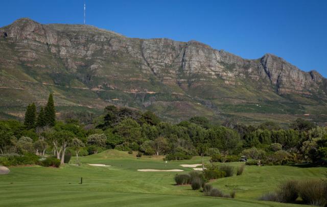 14. jamka v Steenberg Golf Course v nádhernom prostredí pod Sto