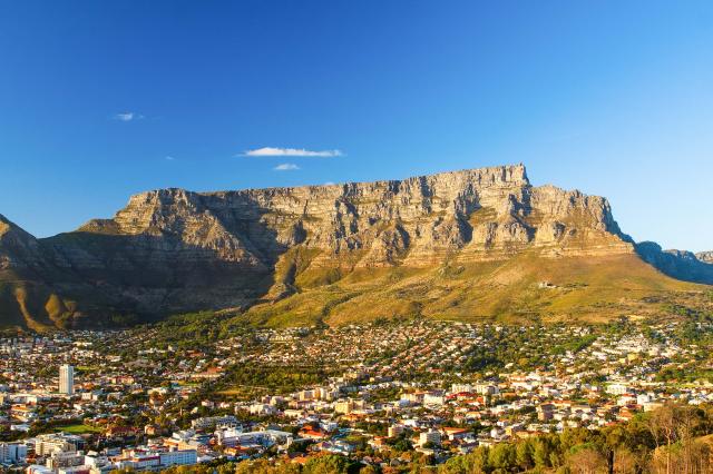Table mountain sa týči nad City Bowl (centrum mesta) ako majest