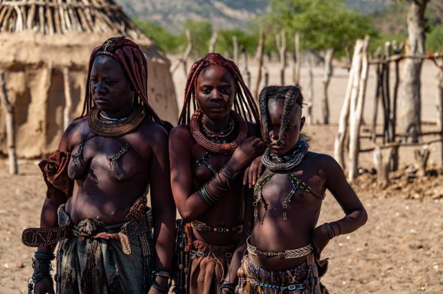 Navštívime Himba dedinu, pozrieme si ich príbytky, chatrče, zoz