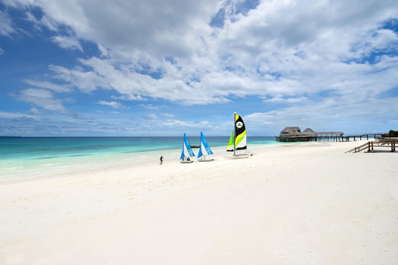 Zanzibar láka turistov svojimi nádhernými plážami s bielym pies