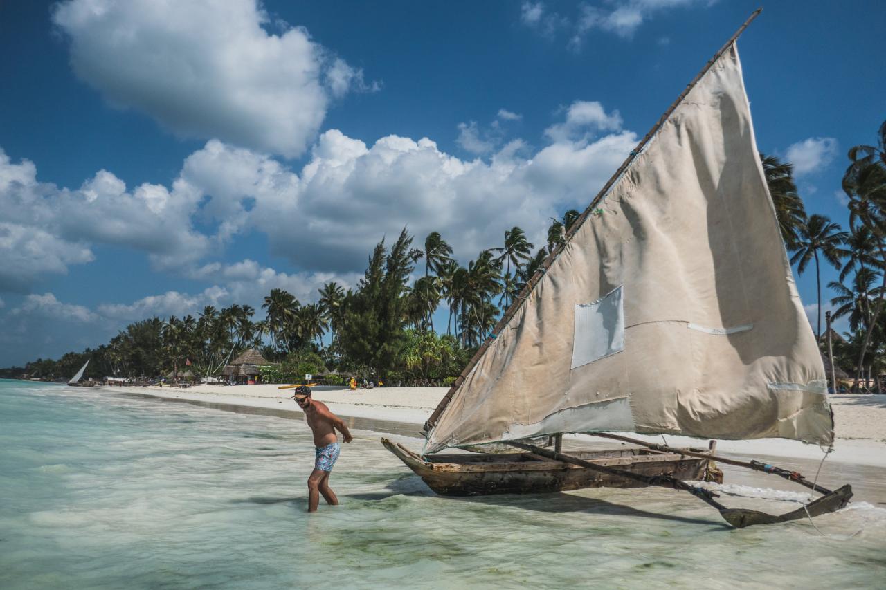 Tradičný zanzibarský dopravný prostriedok rybárov je dhow. Loďk