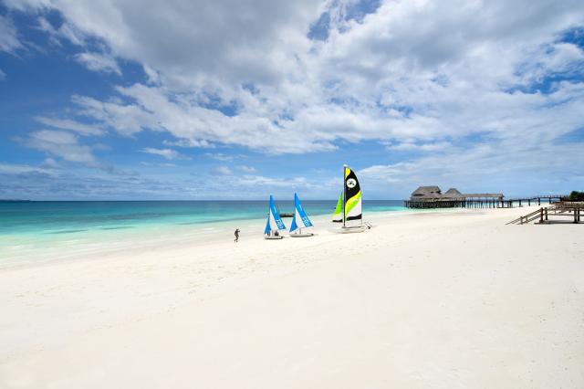 Zanzibar láka turistov svojimi nádhernými plážami s bielym pies