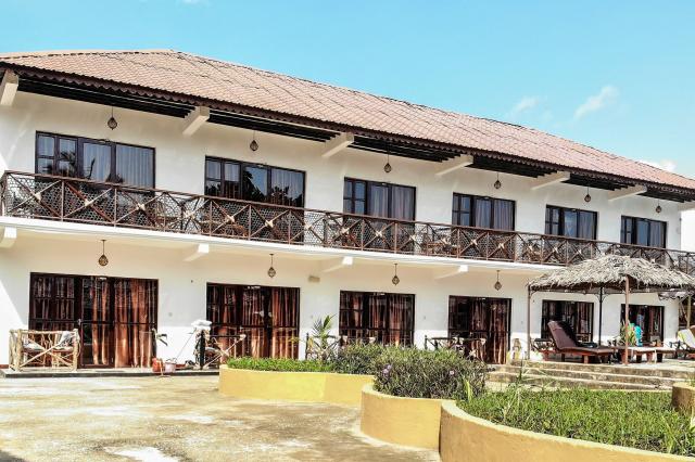 Nová časť hotela s bazénom s pokojným výhľadom. Staršia časť sa