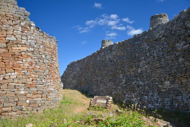 Celý komplex sa skladá z viacerých, oddelených častí, ktoré slú