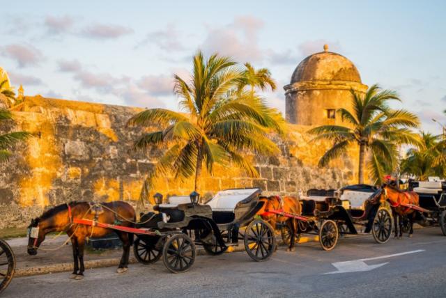 Pevné obranné múry historickej Cartageny a tradičná jazda na ko