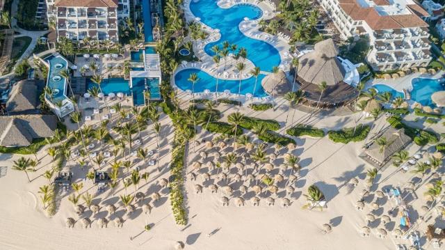 Elitný rezort Secrets Royal Beach obklopený nespočetným množstv