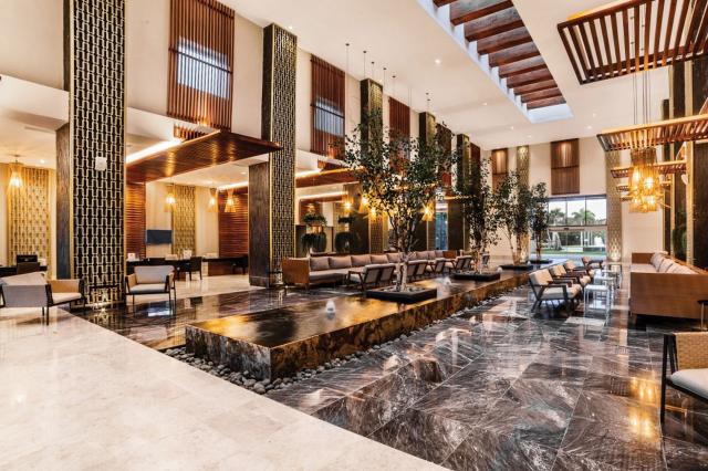 Sofistikované izby, nádherná pláž pred hotelom, rozkvitnuté záh