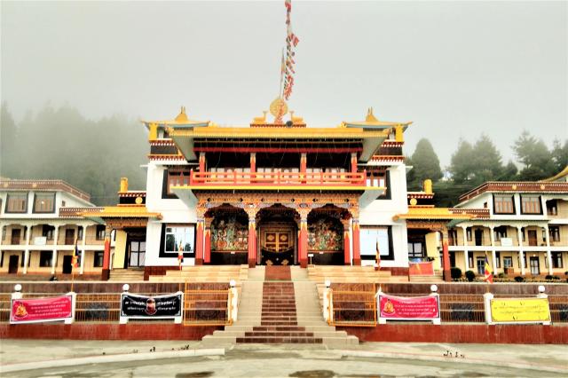 Kláštor v Bomdile (Gompa) pochádza zo 17.storočia a nepretržite