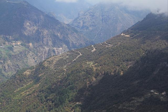 Cesty v Arunachal Pradeshi. Priemerná rýchlosť je 25 km/h a aj 