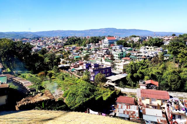 Prídeme do mesta Shillong , ktoré je usaDeňé uprostred hôr. Pre