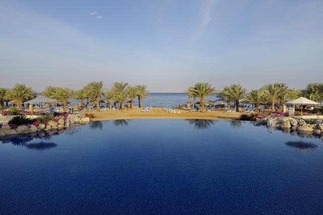 Hlavný hotelový bazén, ktorý poteší každého.  Mövenpick Resort 