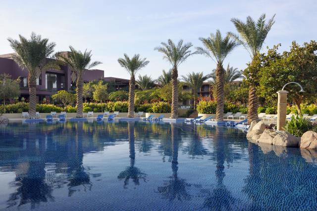 Pláž či bazén? To tu bude večná otázka. Mövenpick Resort & Spa 