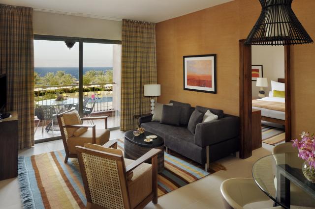 Suite sea view room v Terasa v Mövenpick Resort & Spa Tala Bay 