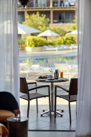Superior izba s výhľadom na bazén v Mövenpick Resort & Spa Tala