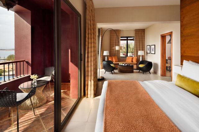Spálňa v grand suite v Mövenpick Resort & Spa Tala Bay Aqaba