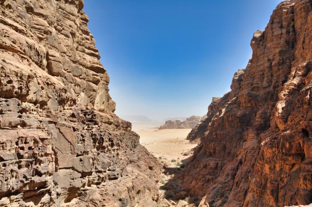 Wadi Rum to sú skaly, piesok aj krásne výhľady. Krajina nemá ko