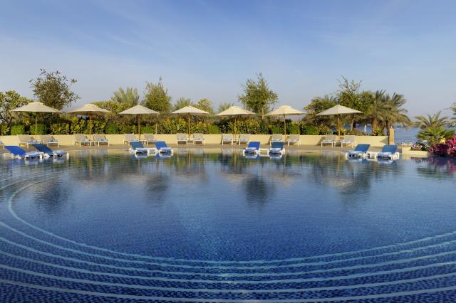 Hlavný hotelový bazén, ktorý poteší každého.  Mövenpick Resort 