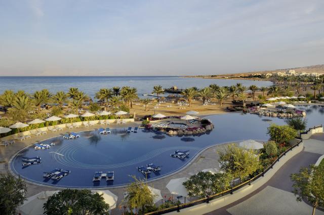 Hlavný hotelový bazén, ktorý poteší každého.  Mövenpick Resort 