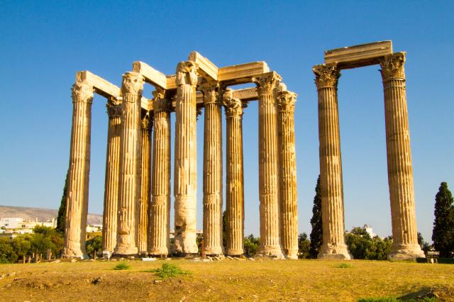 Chrám Dia Olympského alebo Olympeion je vzácnym historickým uni