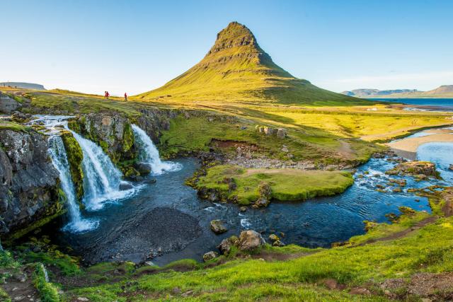 Kirkjufell je spolu s týmto vodopádom najfotografovanejšou horo