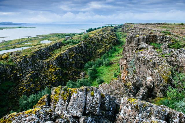 Najväčšie prírodné jazero Islandu s názvom Thingvallavatn. 
fot