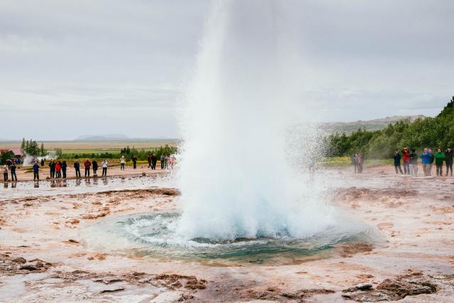 Strokkur - najznámejší islandský gejzír. Takéto divadlo si užij