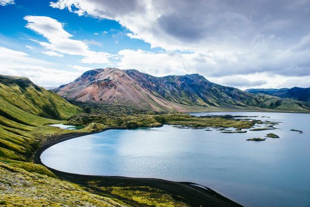 Vo vnútrozemí Islandu narazíme aj na rieky a jazerá. Jedným z n