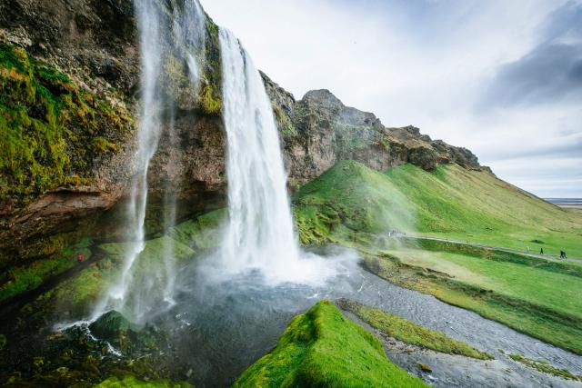 Impozantný Seljalandsfoss je jedným z najznámejších a najobľúbe