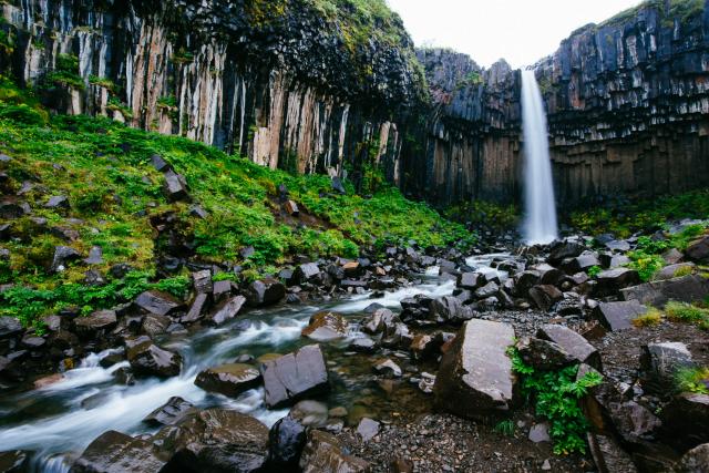 Čadičový vodopád, tak sa častokrát prezýva vodopád Svartifoss, 