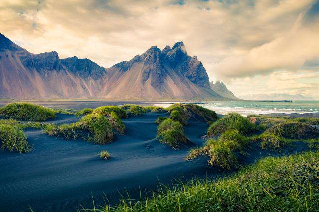 Stokksnes a výhľad na pohorie Vestrahorn, ktoré je jedným z naj