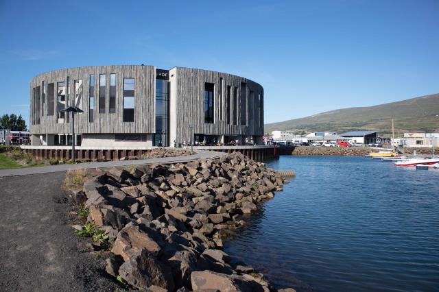 Atraktívne situované mesto na pobreží fjordu – Eyjafjörður. Obk