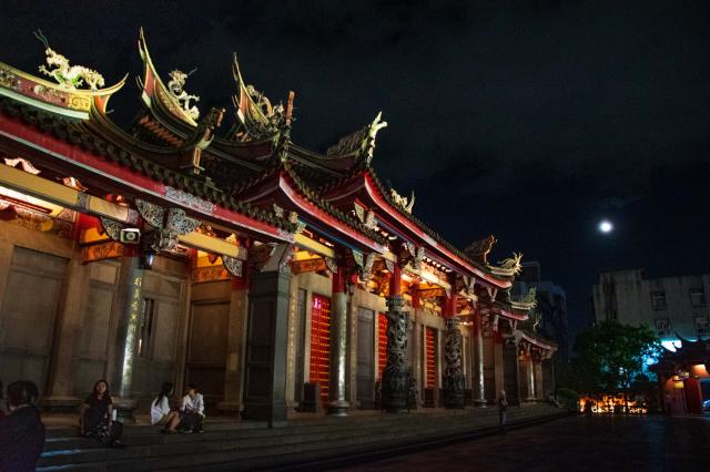 V uliciach Taipei sa snúbi moderný život s konfuciánskou tradíc