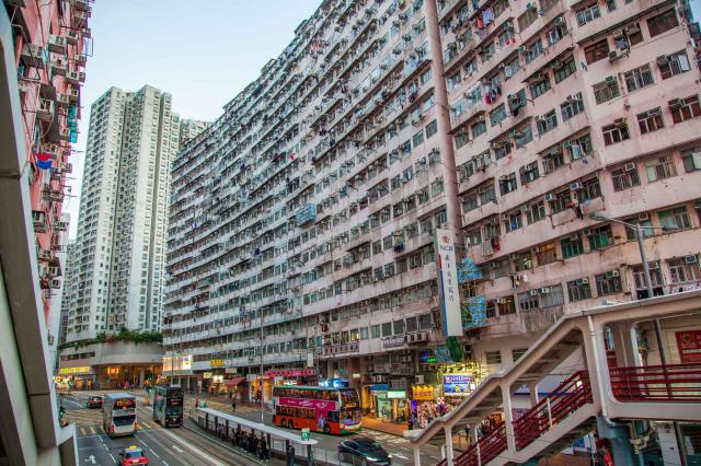 Úzke ulice a obrovské bytovky, to je Hong Kong mimo úplného cen