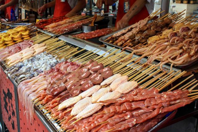 Večer nás čaká promenáda Wangfujing so svojimi modernými západn