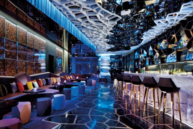 Ozone je bar a reštaurácia s najkrajším výhľadom v meste a pria