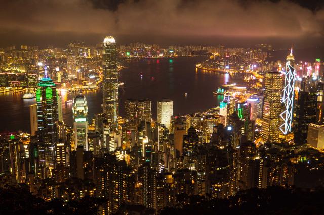 Vyhliadka na Victoria Peak je krásna či už si ju pozrieme cez d