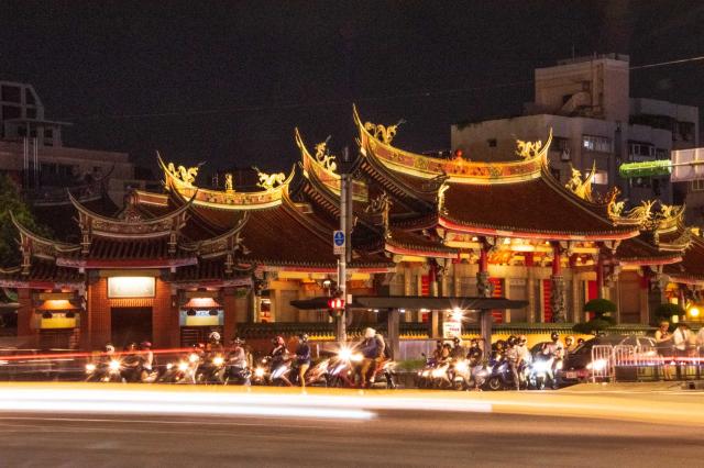 V uliciach Taipei sa snúbi moderný život s konfuciánskou tradíc