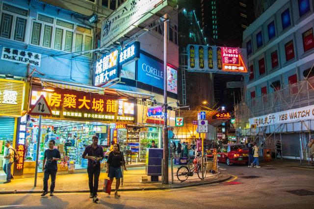 Nočný Hong Kong je mestom neónov a živého ruchu. Mesto žije 24 